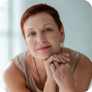 Mulher de meia idade com pele saudável demonstrando efeitos do resveratrol na longevidade"