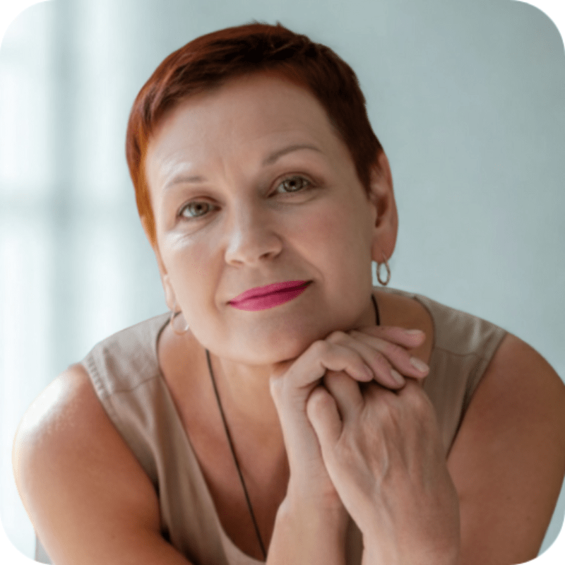 Mulher de meia idade com pele saudável demonstrando efeitos do resveratrol na longevidade"